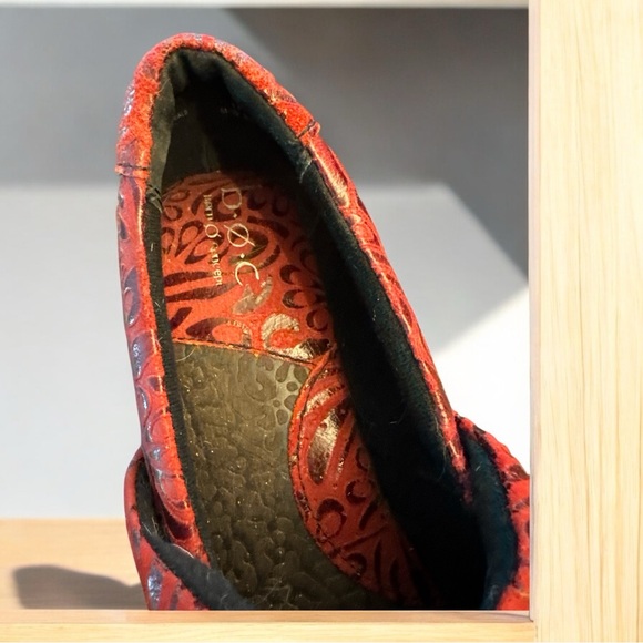 BORN B.O.C. Women’s Sassy Red Two Tone Peggy Clogs Size 11 - Picture 4 of 5